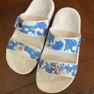 Crocs cloud design with Jibits women’s size 8